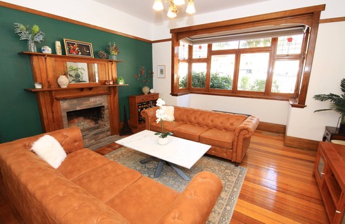 New Town Villa | Historic English Manor in New Town | Euro-Inspired | Free Parking | Near Hobart”
