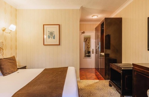 Ipswich Hotel | Historic Escape with Pool, Spa, Sauna Facility & Waterfront Modern Comforts