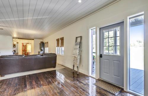North Glade Hills House | Historic Farm Near Lake 10 Acres Newly Renovated