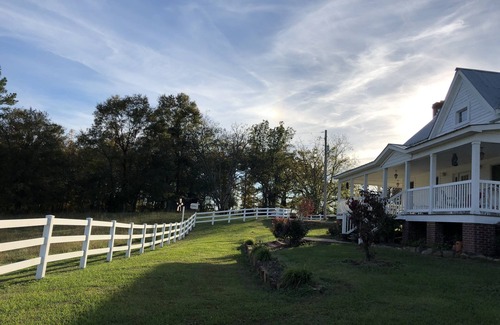Dawson House | Historic Farmhouse/privacy/breathtaking views -Facebook @Valley View Escape, LLC