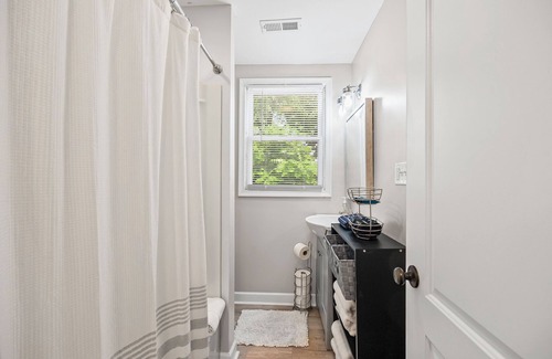 Lynchburg House | Historic Hill City Retreat- 10min to LU/3min to UL