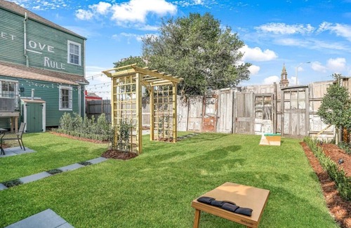 Faubourg Lafayette House | Historic Home| Vibes |Close to FQ| Backyard
