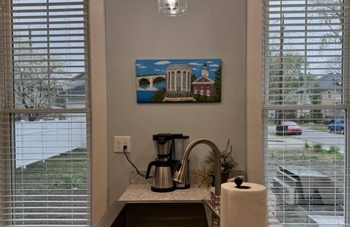 Vincennes House | Historic home with modern amenities located in the heart of downtown Vincennes.