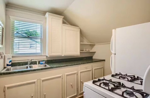Old East Dallas House | Historic Junius:4 rooms + 2 Casitas