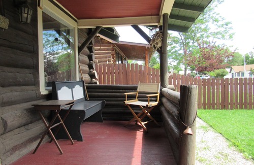 Cody Cabin | Historic log cabin in walking distance of downtown