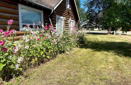 Cowley House | Historic Log Home in Beautiful Cowley