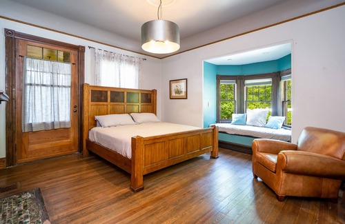 Marshall House | Historic Marshall Inn Private Rental with river & mountain views, walk downtown!