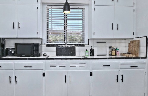 Encanto Apartment | Historic Midtown Phoenix Red Brick 2 Kings