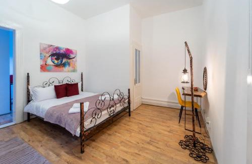 Cluj-Napoca City Centre Villa | Historic Palace in main square-Unirii Plazza
