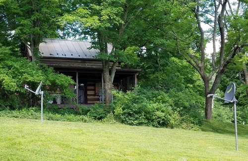 Cross Junction Cabin | Historic pet friendly cabin/shooting range/ATV trails/fish ponds/on 82 acres.