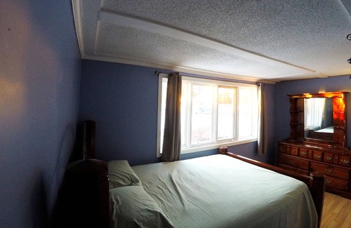 Montague Cottage | Historic Rideau Canal Cottage by the Locks (Nest by the Locks)