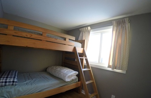 Montague Cottage | Historic Rideau Canal Cottage by the Locks (Nest by the Locks)