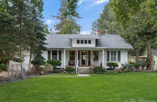 Prosser House | Historic River Front Farmhouse Near Wineries-Private waterfront! Winery tour!