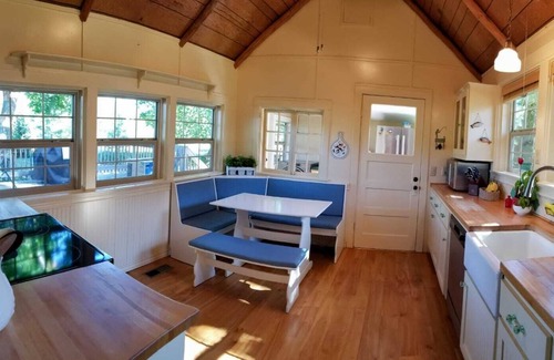 Eagle Point Cabin | HISTORIC RUSHING WATER LODGE on the rogue river was built in 1910