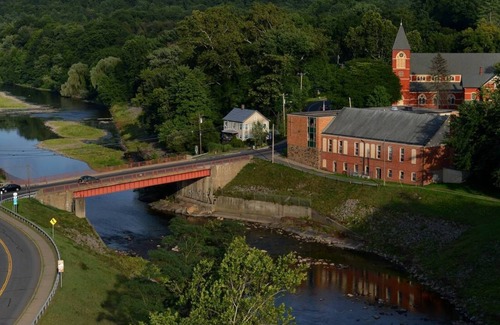 Rosendale House | Historic single family house on river front.