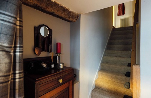 Malmesbury Cottage | Historic spacious village cottage - perfect getaway for friends and families!