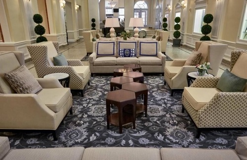 Staunton Hotel | Historic Stay Right in the Heart of the City | Pets Are Allowed