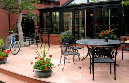 Cody Hotel | Historic Stay w/Cozy Lounge, Beautiful Courtyard - Close to Trailhead