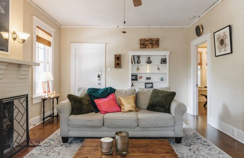West Campus House | Historic Victorian 4BR Home on UT Campus and Downtown