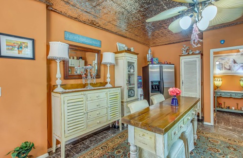 Winnabow House | Historic Winnabow Home w/ Screened Porches!