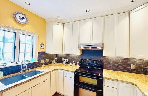 Hummelstown House | Historical Home in downtown Hummelstown close to hershey attractions w/Hot tub