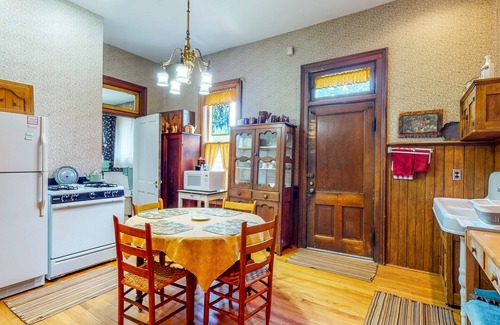 Springfield House | Historical Home w/Modern Conveniences w/Porches