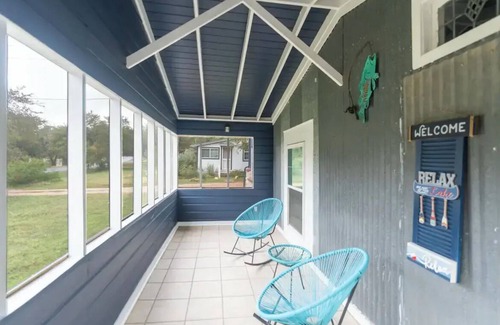 Leander House | Historical Leander Lodge: Sleeps 8, 2 Blks to Lake Travis