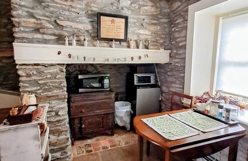Dauberville Cottage | Historical Plum Creek Place - Charming spring house Suite - near Reading PA