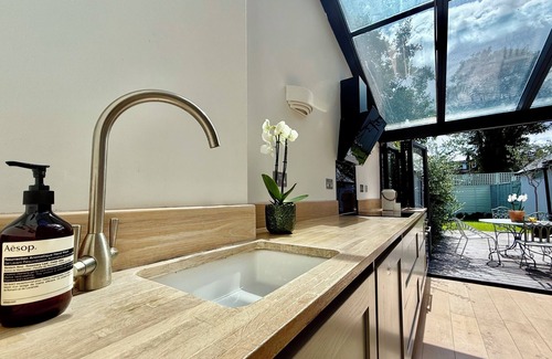 North Richmond Apartment | Historical Richmond Property 3Bd/2bthm w Garden/Parking (child/pet friendly!)