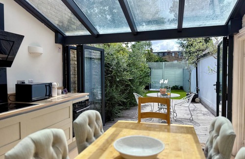 North Richmond Apartment | Historical Richmond Property 3Bd/2bthm w Garden/Parking (child/pet friendly!)