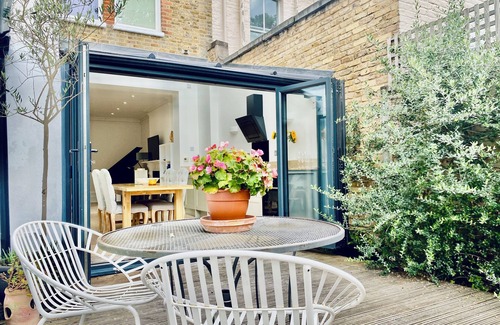 North Richmond Apartment | Historical Richmond Property 3Bd/2bthm w Garden/Parking (child/pet friendly!)