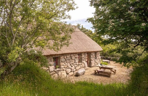 Spiddal House | Historical Thatched Cottage @ Multi-Award-Winning Cnoc Suain