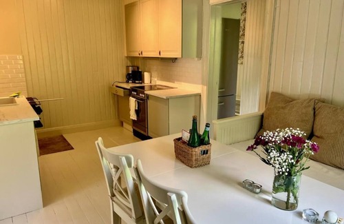 Huvudsta Apartment | Historisk Lägenhet Nära Stan vid Vattnet