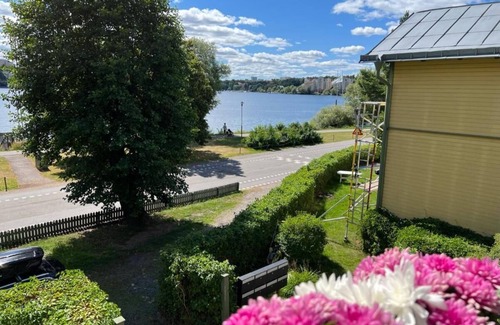 Huvudsta Apartment | Historisk Lägenhet Nära Stan vid Vattnet