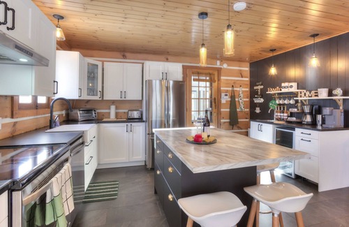 Riviere-Rouge Ski Chalet | Hjort Cottage - Rivière-Rouge, 3BDR 7bed Heated floors Riverfront Spa, Pool table Gas fireplace Newl
