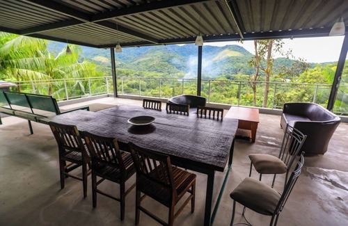 Vargem Grande House | House with lounge balcony and panoramic view in Vargem Grande,