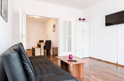 Golzheim Apartment | HÖ01 large apartment with dryer and washing machine