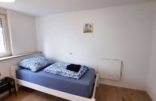 Nuertingen House | HÖ01 large apartment with dryer and washing machine