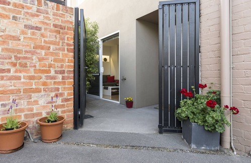Hobart Central Business District Apartment | Hobart inner-city apartment with off street car parking; easy walk to CBD