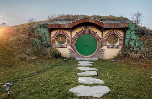 Zarnesti Cottage | Hobbit House in marvelous Râșnov with Lake view