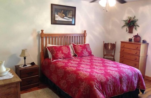Logan Cabin | Hocking Hills Lodge on 80 acres -HotTub & GameRoom