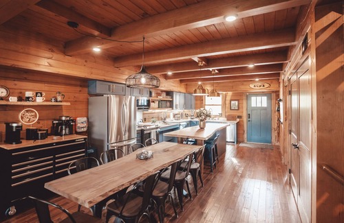 McArthur Cabin | Hocking Hills: Pool! Game Room! Trails! Sleeps 20!