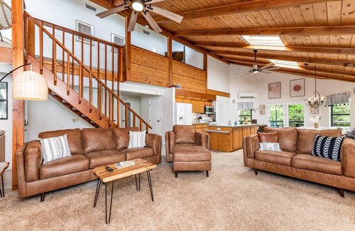 Oakhurst House | Hodges Hill Hideout w/pool, spa, BBQ - Dog Friendly!