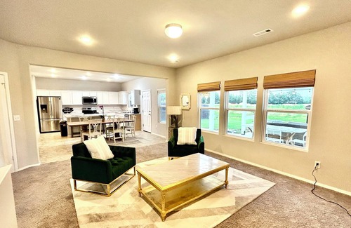 Elkins House | Hog Trail Party! 4 Bed/3bath, 8.5 mi to U of A