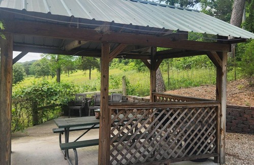 Eminence Cottage | Hogan's Hideout Duplex #16 Cozy and charming