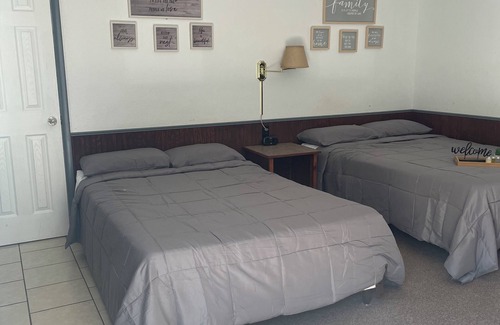 Eminence Cottage | Hogan's Hideout Duplex #16 Cozy and charming