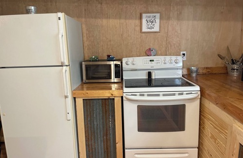 Eminence Apartment | Hogan's Hideout Suite is an adorable 3-bedroom rustic suite.