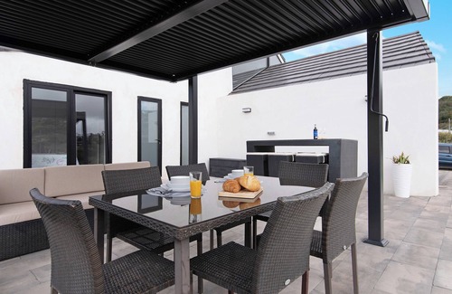 La Solana Villa | Holiday Home "Enora" with Mountain Views, Private Pool and Wi-Fi