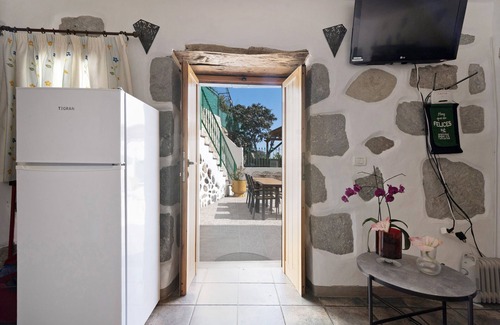 La Solana Villa | Holiday Home Risco Blanco with Mountain Views, Shared Pool, A/C and Wi-Fi