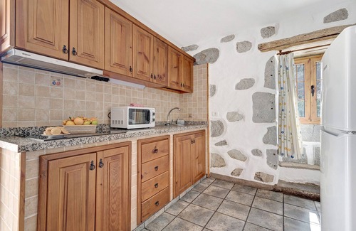 La Solana Villa | Holiday Home Risco Blanco with Mountain Views, Shared Pool, A/C and Wi-Fi
